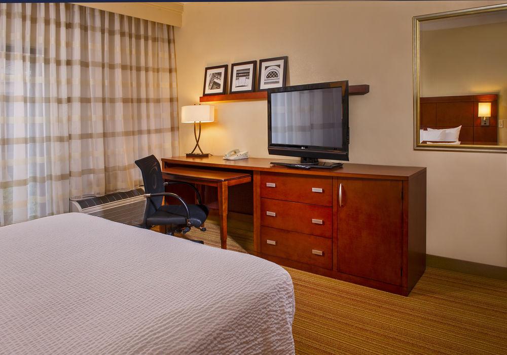 Courtyard By Marriott Dulles Town Center Hotel