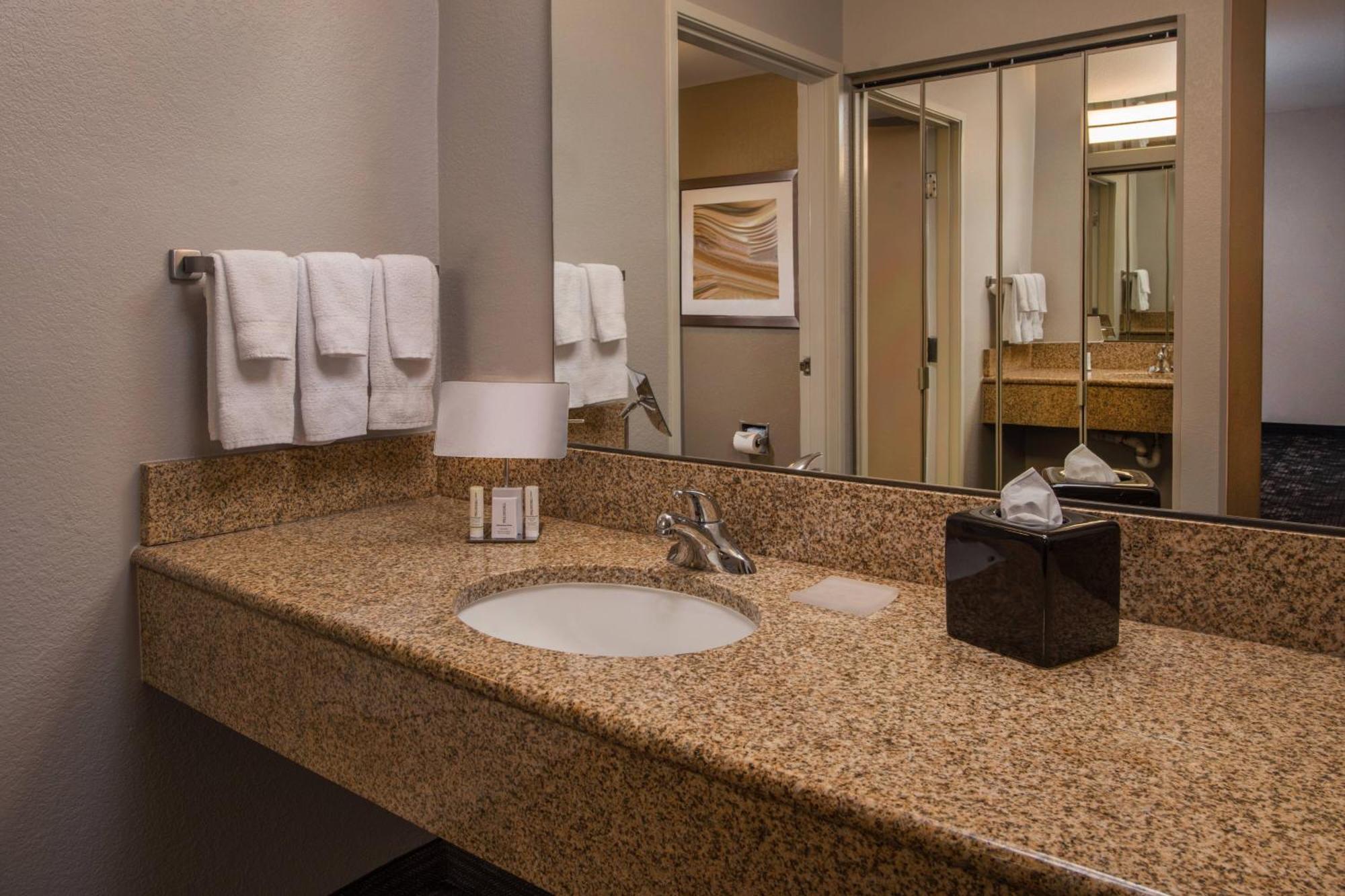 Courtyard By Marriott Dulles Town Center Hotel