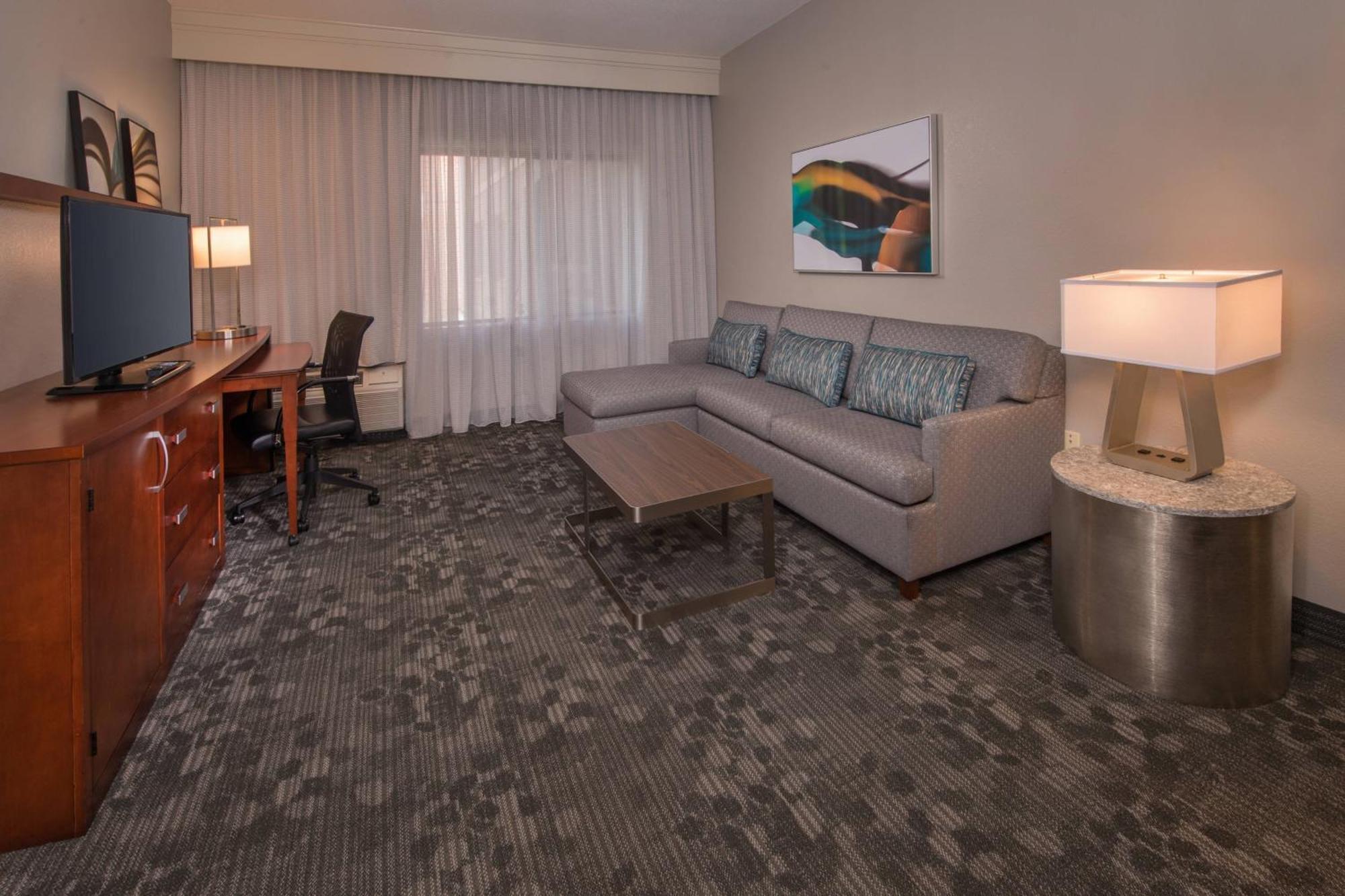 Courtyard By Marriott Dulles Town Center 3*