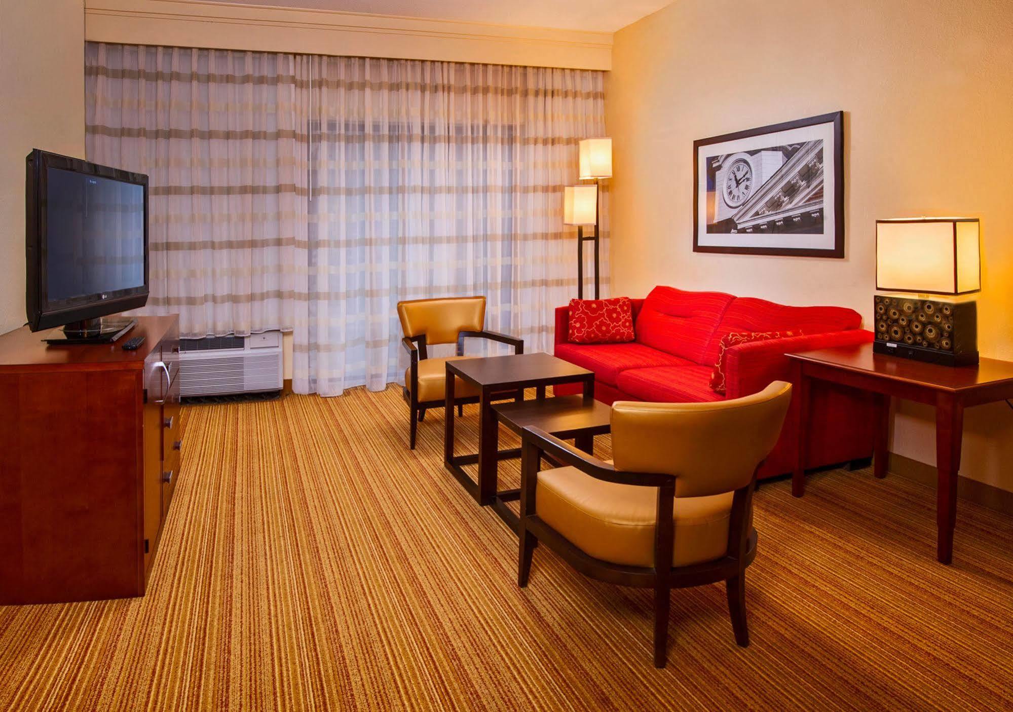 Courtyard By Marriott Dulles Town Center Hotel